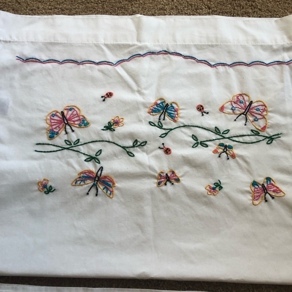 Vintage Set of 2 Standard White Hand Embroidered Pillowcases Butterflies 29X19 - Picture 2 of 4